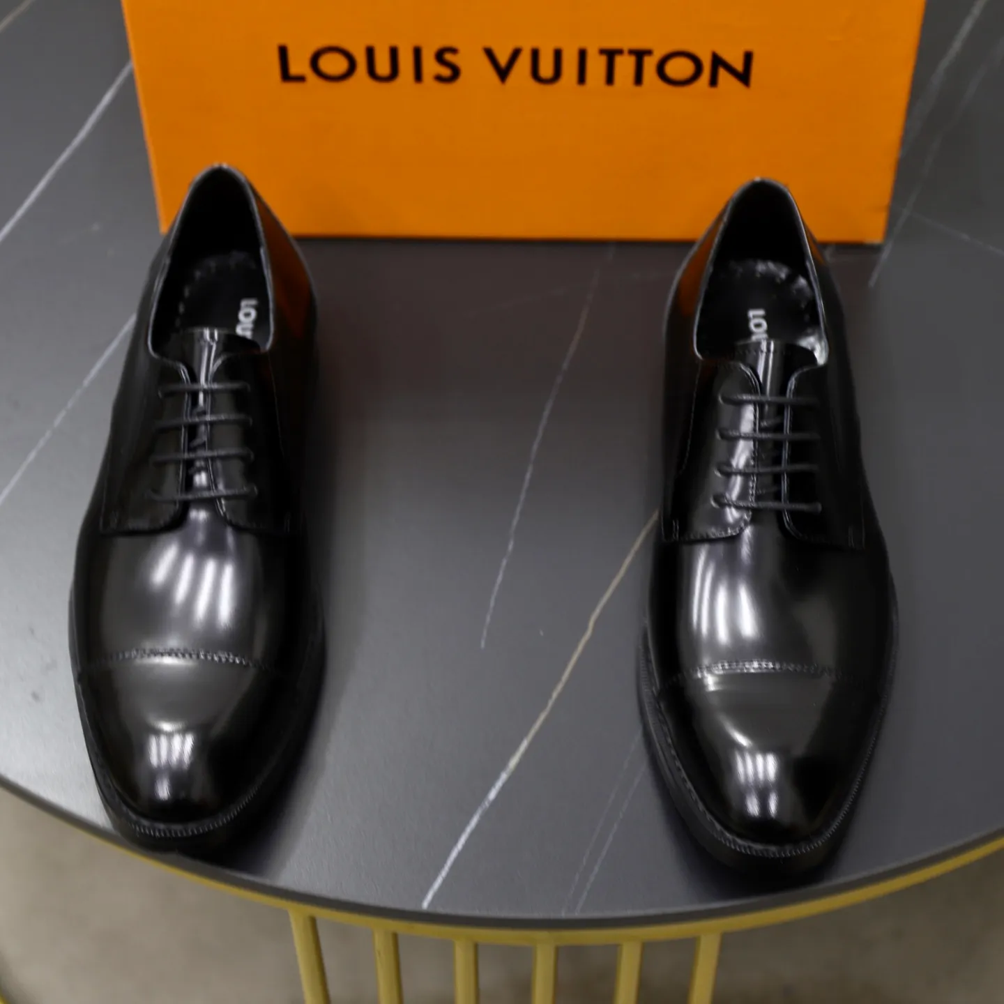 Ex-factory price: 500💰🙅‍♂️🙅‍♂️🙅‍♂️ Brand: LV Louis Vuitton Standard code: Men's size 38-44 (45 can be customized) Grade: Same style as the official website Original order quality Material: Original cowhide surface Comfortable sheepskin lining Original outsole Style category: Men's fashionable casual leather shoes Distinguished big-name luxury elements Top luxury Color: actual picture color